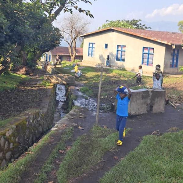 Abwasserkanal- Kinderdorf Kongo