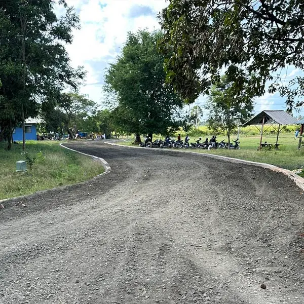 Der Weg zur Schule auch in der Regenzeit sicher
