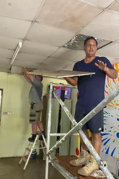 Volunteers beim Renovieren der Decke