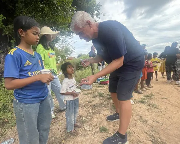 Kindern helfen, Volonteerreise