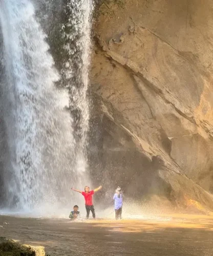 Toben im Wasserfall